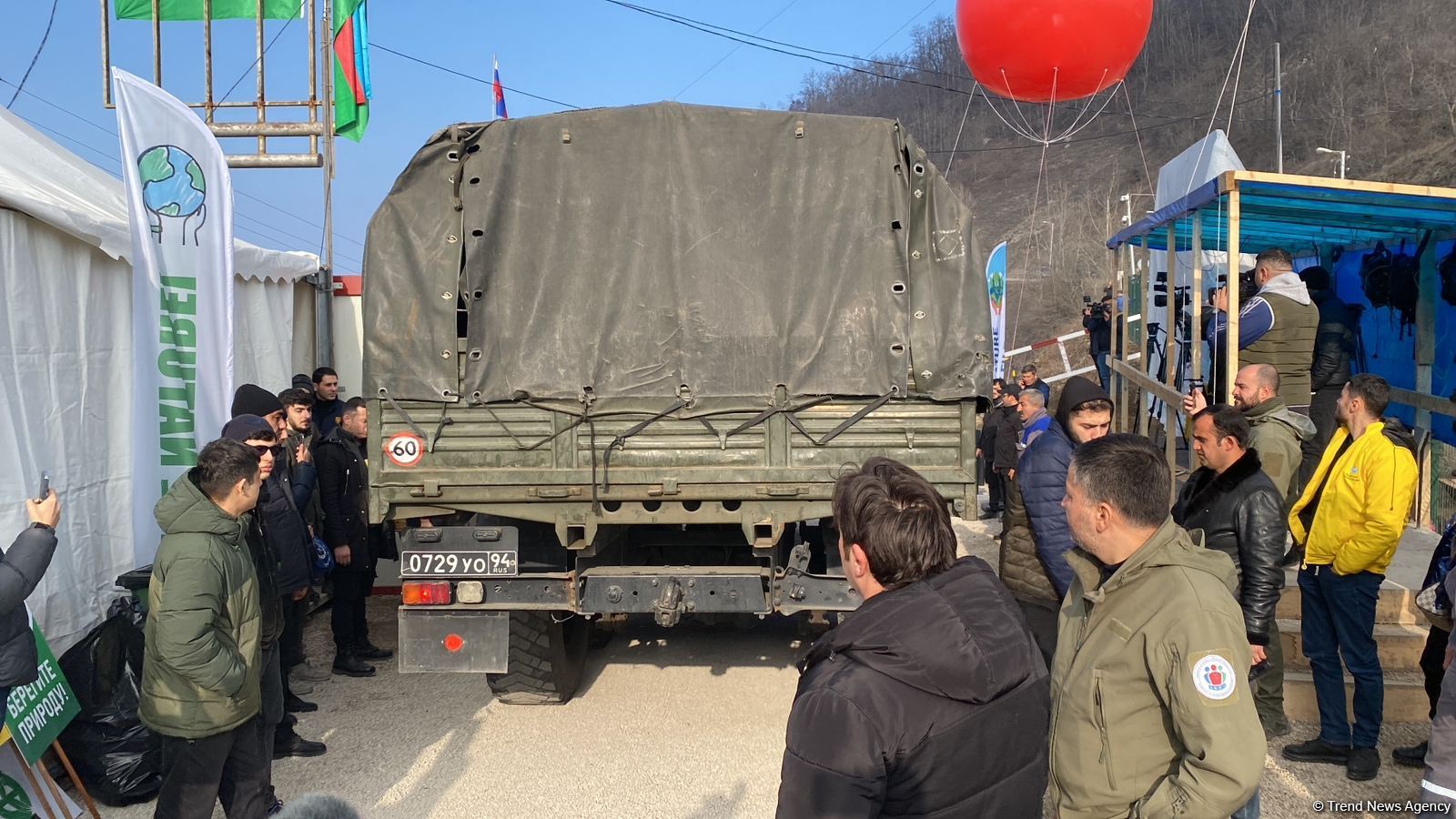 Sülhməramlılara aid daha 4 avtomobil Laçın yolundan keçib (FOTO)