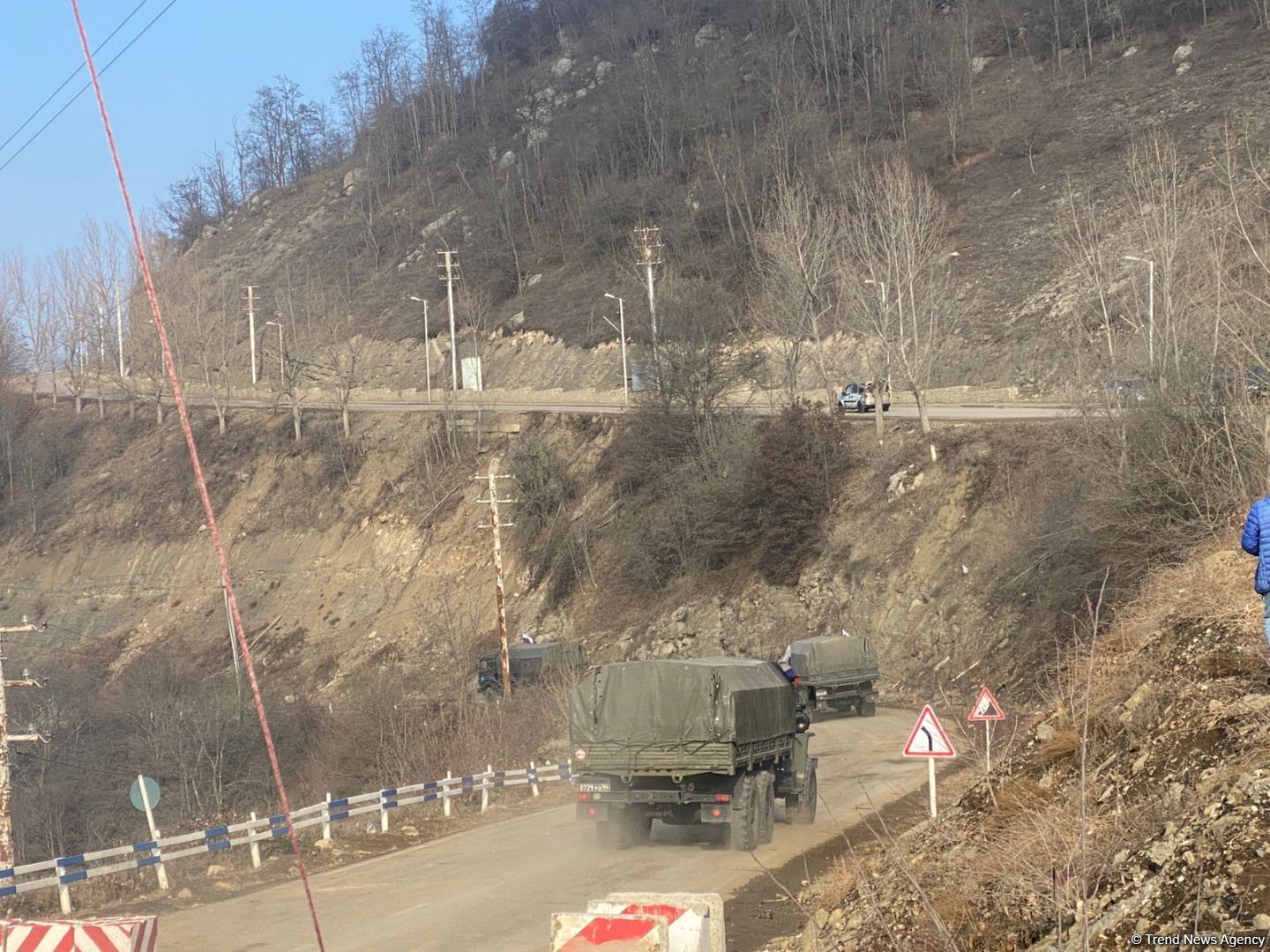 Sülhməramlılara aid daha 4 avtomobil Laçın yolundan keçib (FOTO)