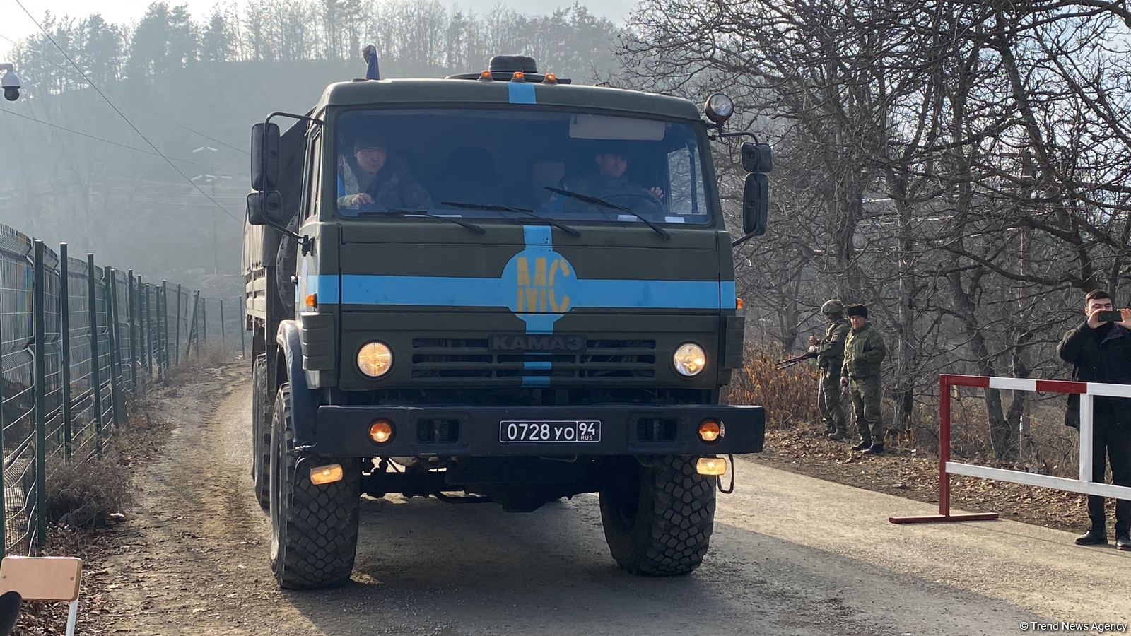 Sülhməramlılara aid daha 4 avtomobil Laçın yolundan keçib (FOTO)