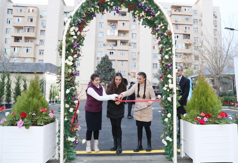 Heydər Əliyev Fondunun vitse-prezidenti Leyla Əliyeva “Bizim həyət” layihəsi çərçivəsində növbəti həyətin açılışında iştirak edib (FOTO)