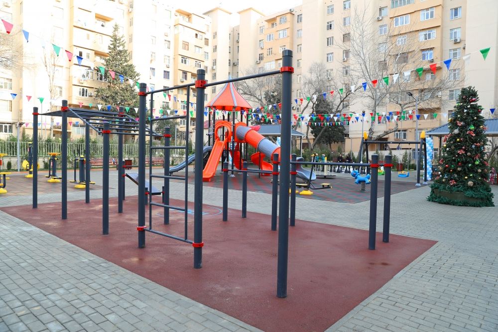 Heydər Əliyev Fondunun vitse-prezidenti Leyla Əliyeva “Bizim həyət” layihəsi çərçivəsində növbəti həyətin açılışında iştirak edib (FOTO)