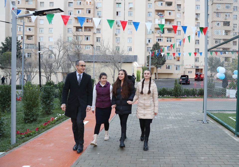 Heydər Əliyev Fondunun vitse-prezidenti Leyla Əliyeva “Bizim həyət” layihəsi çərçivəsində növbəti həyətin açılışında iştirak edib (FOTO)