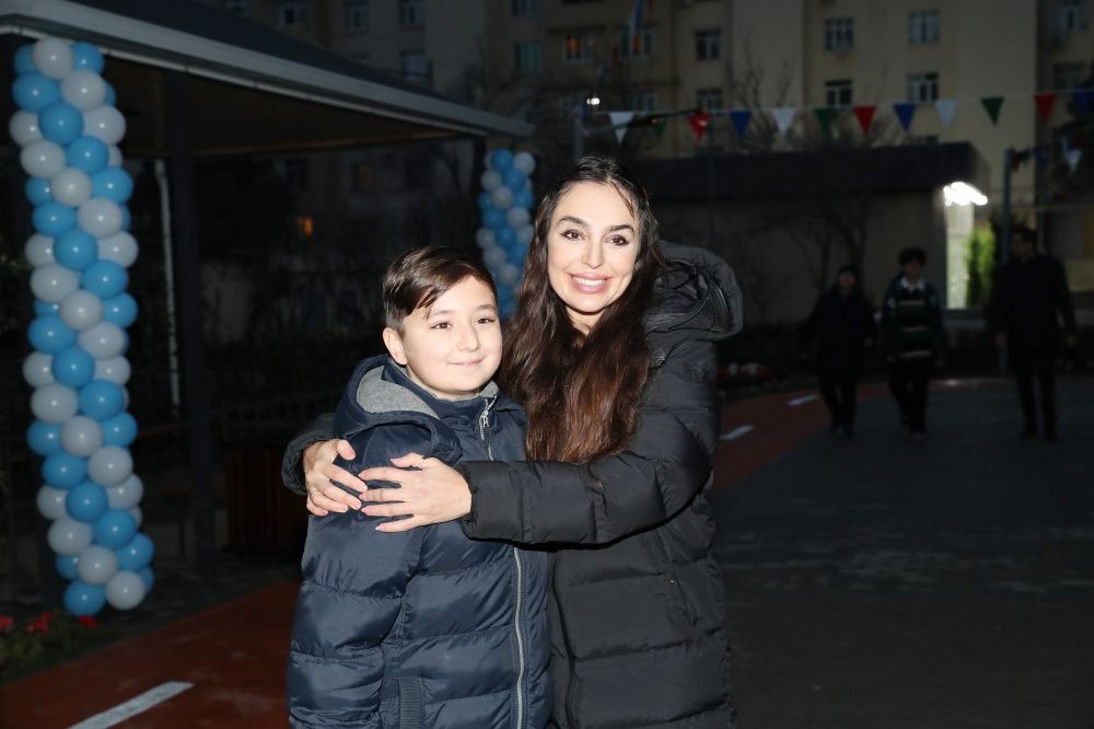 Heydər Əliyev Fondunun vitse-prezidenti Leyla Əliyeva “Bizim həyət” layihəsi çərçivəsində növbəti həyətin açılışında iştirak edib (FOTO)