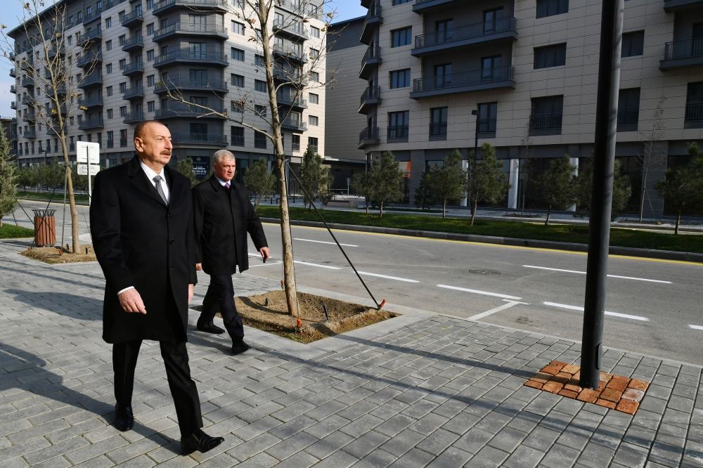 Prezident İlham Əliyev Bakı Ağ Şəhərdə görülən işlərlə tanış olub, Qarabağ Atları Kompleksinin təməlini qoyub (FOTO/VİDEO) (YENİLƏNİB)