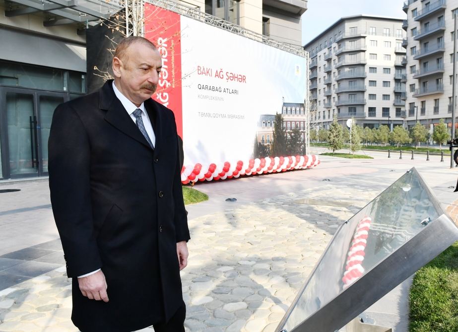 Prezident İlham Əliyev Bakı Ağ Şəhərdə görülən işlərlə tanış olub, Qarabağ Atları Kompleksinin təməlini qoyub (FOTO/VİDEO) (YENİLƏNİB)