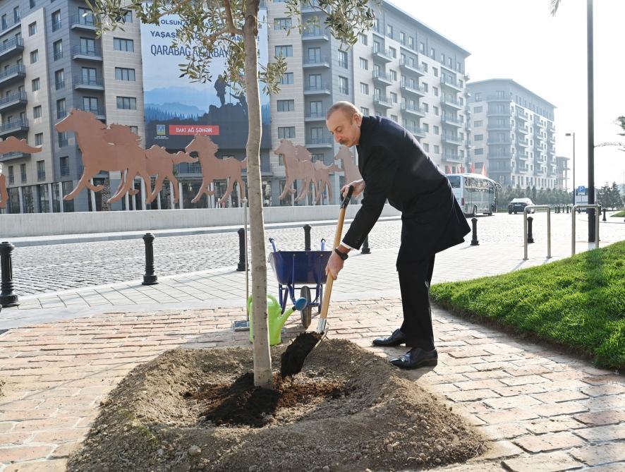 Prezident İlham Əliyev Bakı Ağ Şəhərdə görülən işlərlə tanış olub, Qarabağ Atları Kompleksinin təməlini qoyub (FOTO/VİDEO) (YENİLƏNİB)