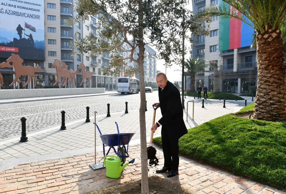 Prezident İlham Əliyev Bakı Ağ Şəhərdə görülən işlərlə tanış olub, Qarabağ Atları Kompleksinin təməlini qoyub (FOTO/VİDEO) (YENİLƏNİB)