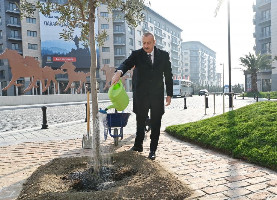 Prezident İlham Əliyev Bakı Ağ Şəhərdə görülən işlərlə tanış olub, Qarabağ Atları Kompleksinin təməlini qoyub (FOTO/VİDEO) (YENİLƏNİB)