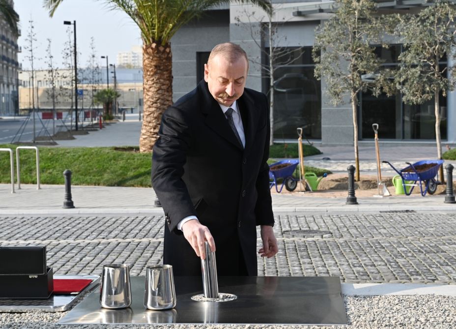 Prezident İlham Əliyev Bakı Ağ Şəhərdə görülən işlərlə tanış olub, Qarabağ Atları Kompleksinin təməlini qoyub (FOTO/VİDEO) (YENİLƏNİB)