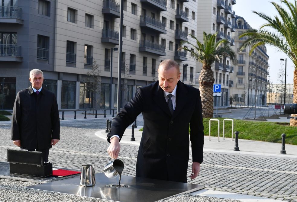Prezident İlham Əliyev Bakı Ağ Şəhərdə görülən işlərlə tanış olub, Qarabağ Atları Kompleksinin təməlini qoyub (FOTO/VİDEO) (YENİLƏNİB)