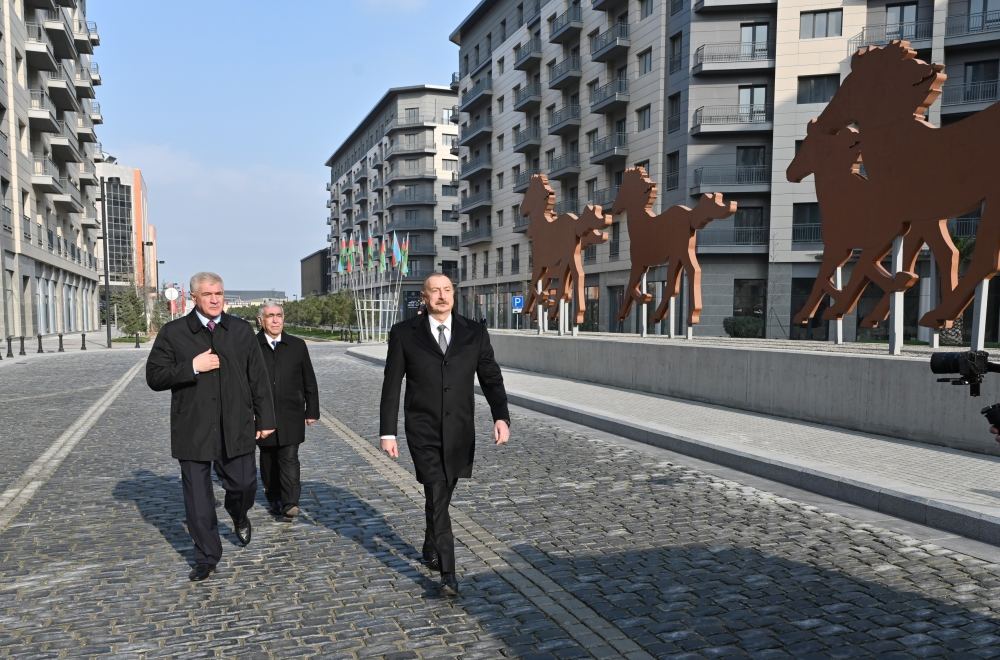 Prezident İlham Əliyev Bakı Ağ Şəhərdə görülən işlərlə tanış olub, Qarabağ Atları Kompleksinin təməlini qoyub (FOTO/VİDEO) (YENİLƏNİB)