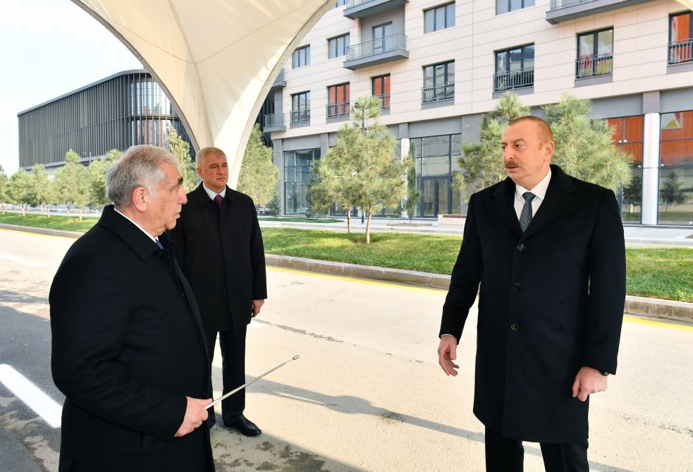 Prezident İlham Əliyev Bakı Ağ Şəhərdə görülən işlərlə tanış olub, Qarabağ Atları Kompleksinin təməlini qoyub (FOTO/VİDEO) (YENİLƏNİB)