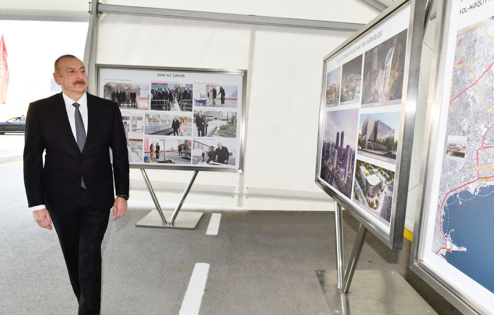 Prezident İlham Əliyev Bakı Ağ Şəhərdə görülən işlərlə tanış olub, Qarabağ Atları Kompleksinin təməlini qoyub (FOTO/VİDEO) (YENİLƏNİB)