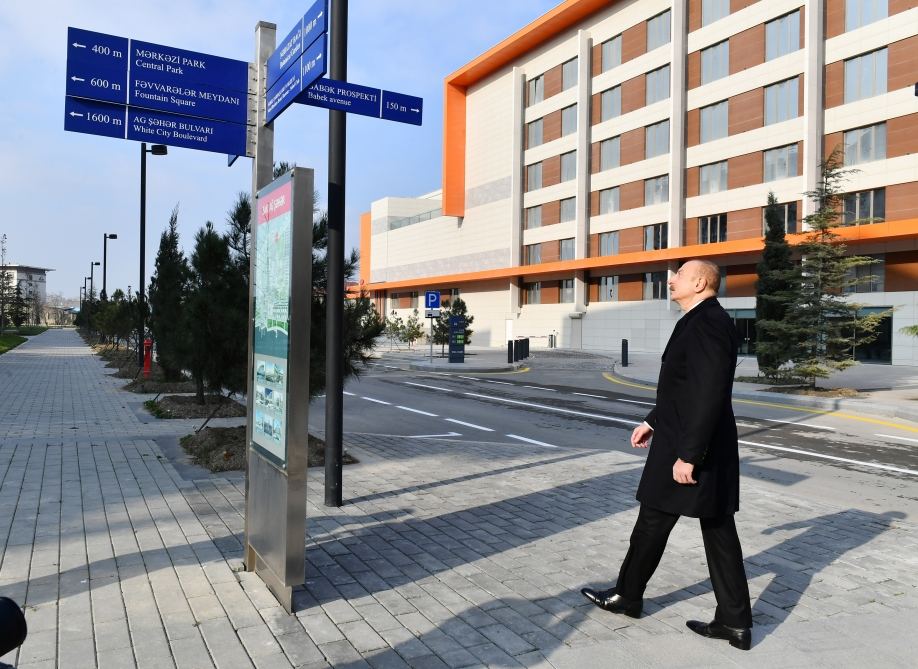 Prezident İlham Əliyev Bakı Ağ Şəhərdə görülən işlərlə tanış olub, Qarabağ Atları Kompleksinin təməlini qoyub (FOTO/VİDEO) (YENİLƏNİB)