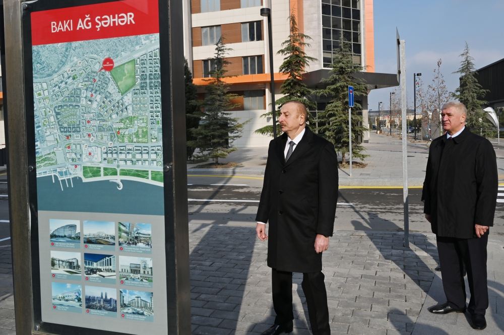 Prezident İlham Əliyev Bakı Ağ Şəhərdə görülən işlərlə tanış olub, Qarabağ Atları Kompleksinin təməlini qoyub (FOTO/VİDEO) (YENİLƏNİB)