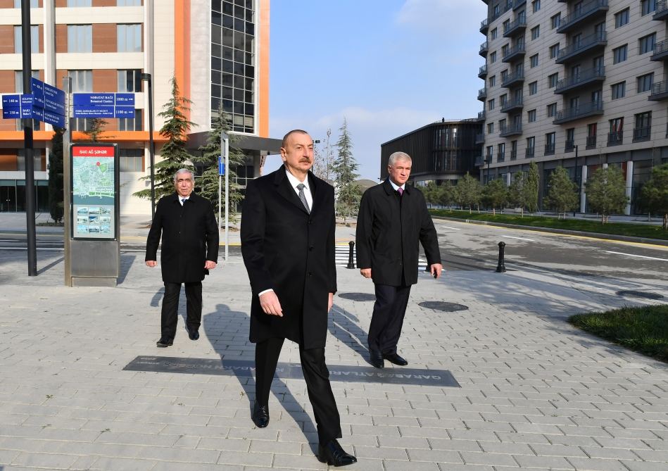 Prezident İlham Əliyev Bakı Ağ Şəhərdə görülən işlərlə tanış olub, Qarabağ Atları Kompleksinin təməlini qoyub (FOTO/VİDEO) (YENİLƏNİB)