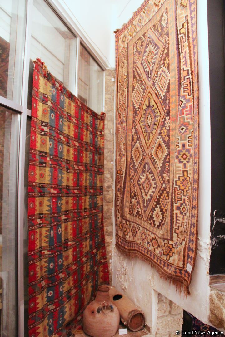 İçərişəhər Qarabağ xalçaları ilə - Yeni il gözəl əhval-ruhiyyə ilə (FOTO)