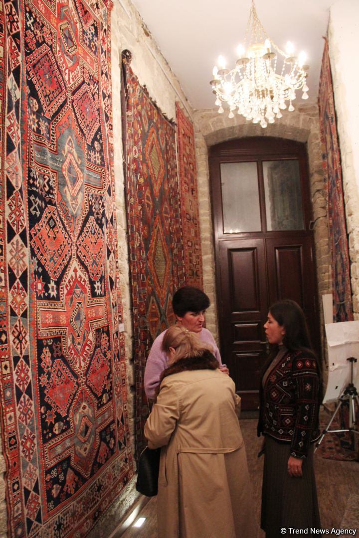 İçərişəhər Qarabağ xalçaları ilə - Yeni il gözəl əhval-ruhiyyə ilə (FOTO)
