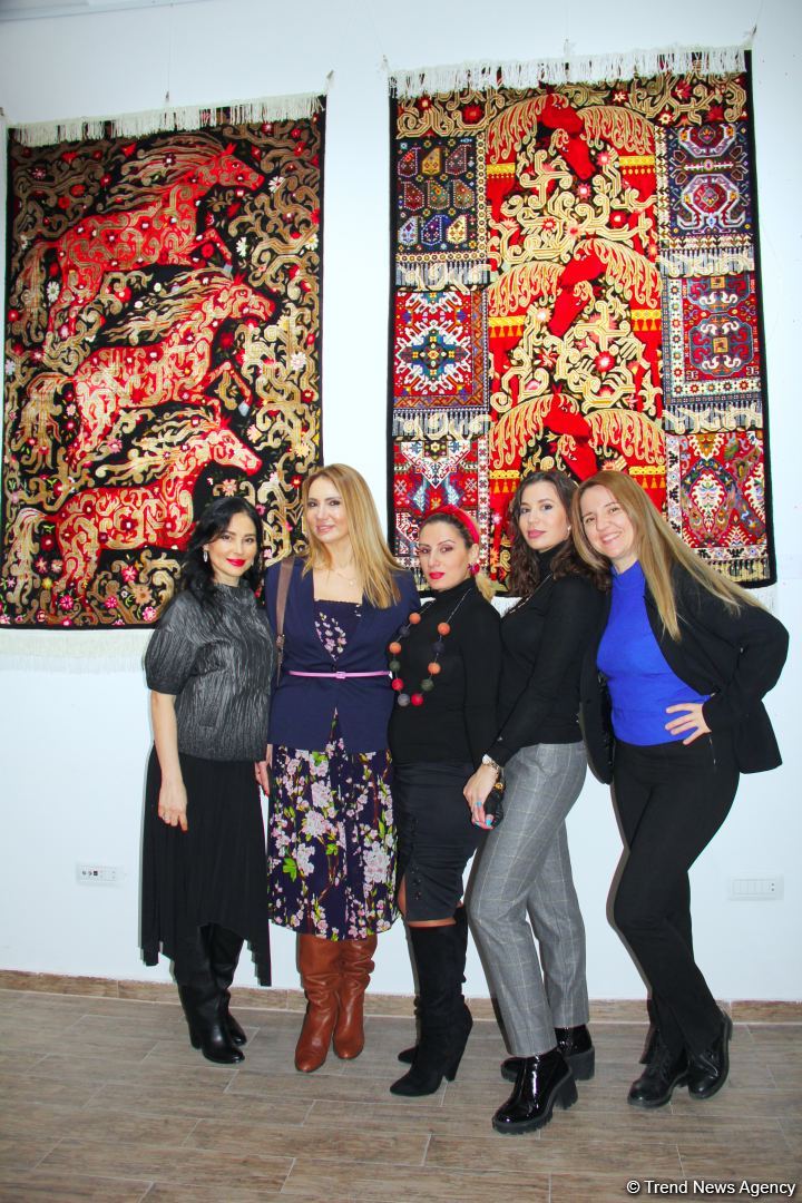 İçərişəhər Qarabağ xalçaları ilə - Yeni il gözəl əhval-ruhiyyə ilə (FOTO)