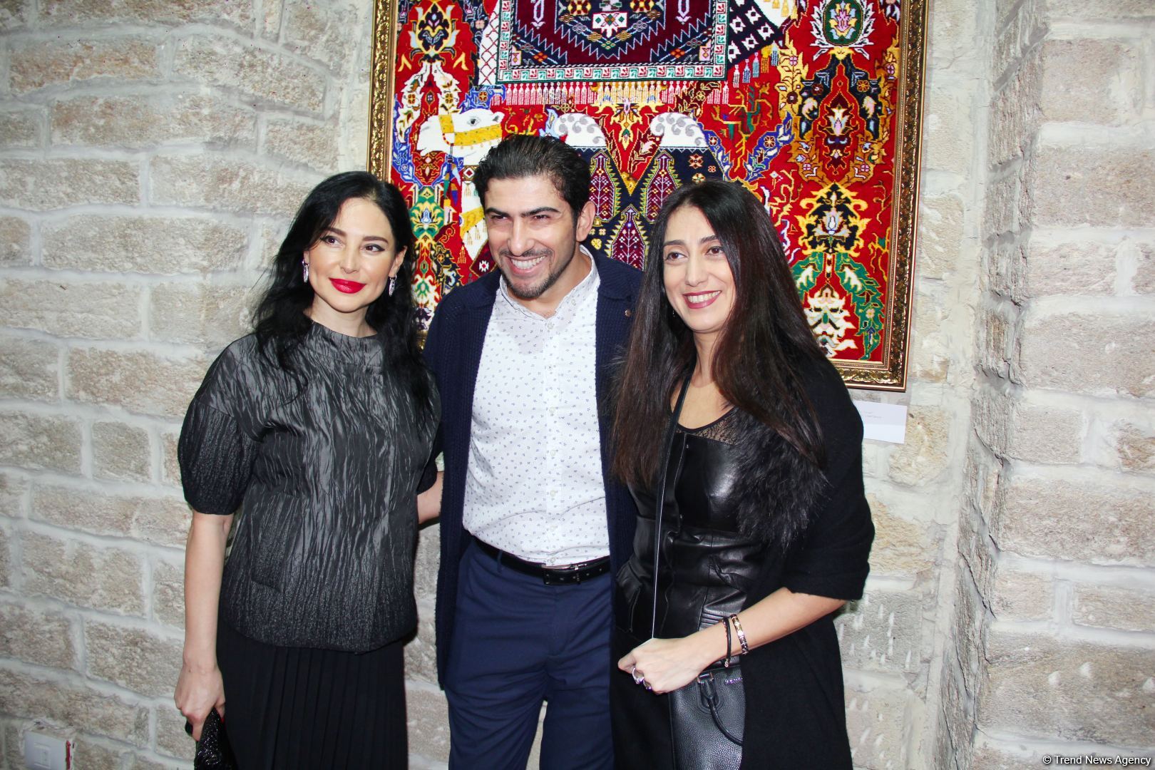 İçərişəhər Qarabağ xalçaları ilə - Yeni il gözəl əhval-ruhiyyə ilə (FOTO)