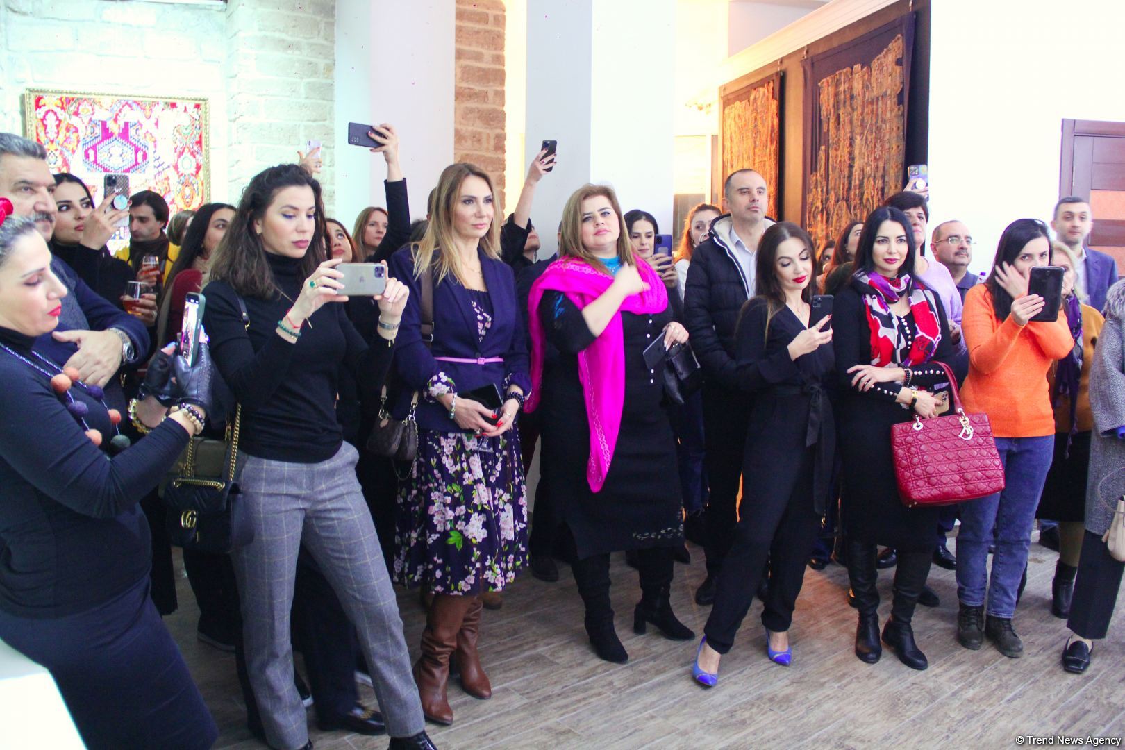 İçərişəhər Qarabağ xalçaları ilə - Yeni il gözəl əhval-ruhiyyə ilə (FOTO)