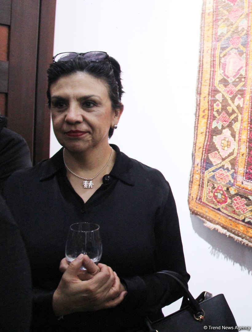 İçərişəhər Qarabağ xalçaları ilə - Yeni il gözəl əhval-ruhiyyə ilə (FOTO)