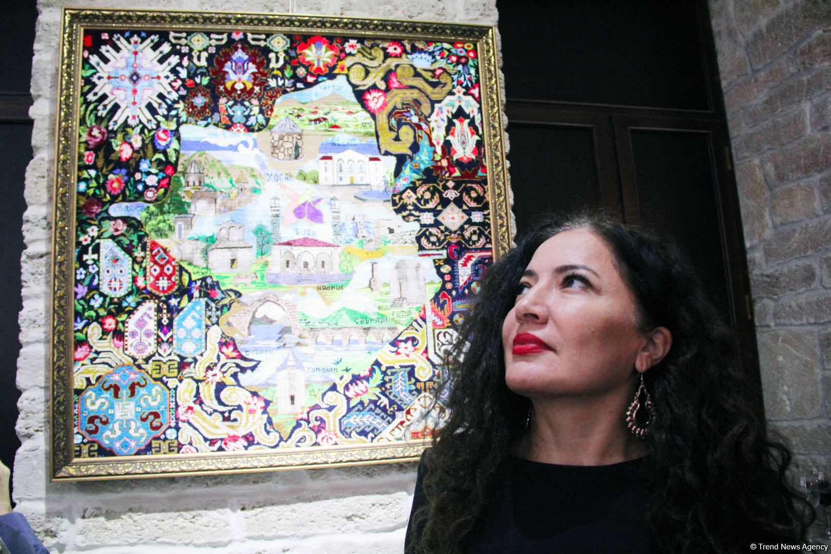 İçərişəhər Qarabağ xalçaları ilə - Yeni il gözəl əhval-ruhiyyə ilə (FOTO)