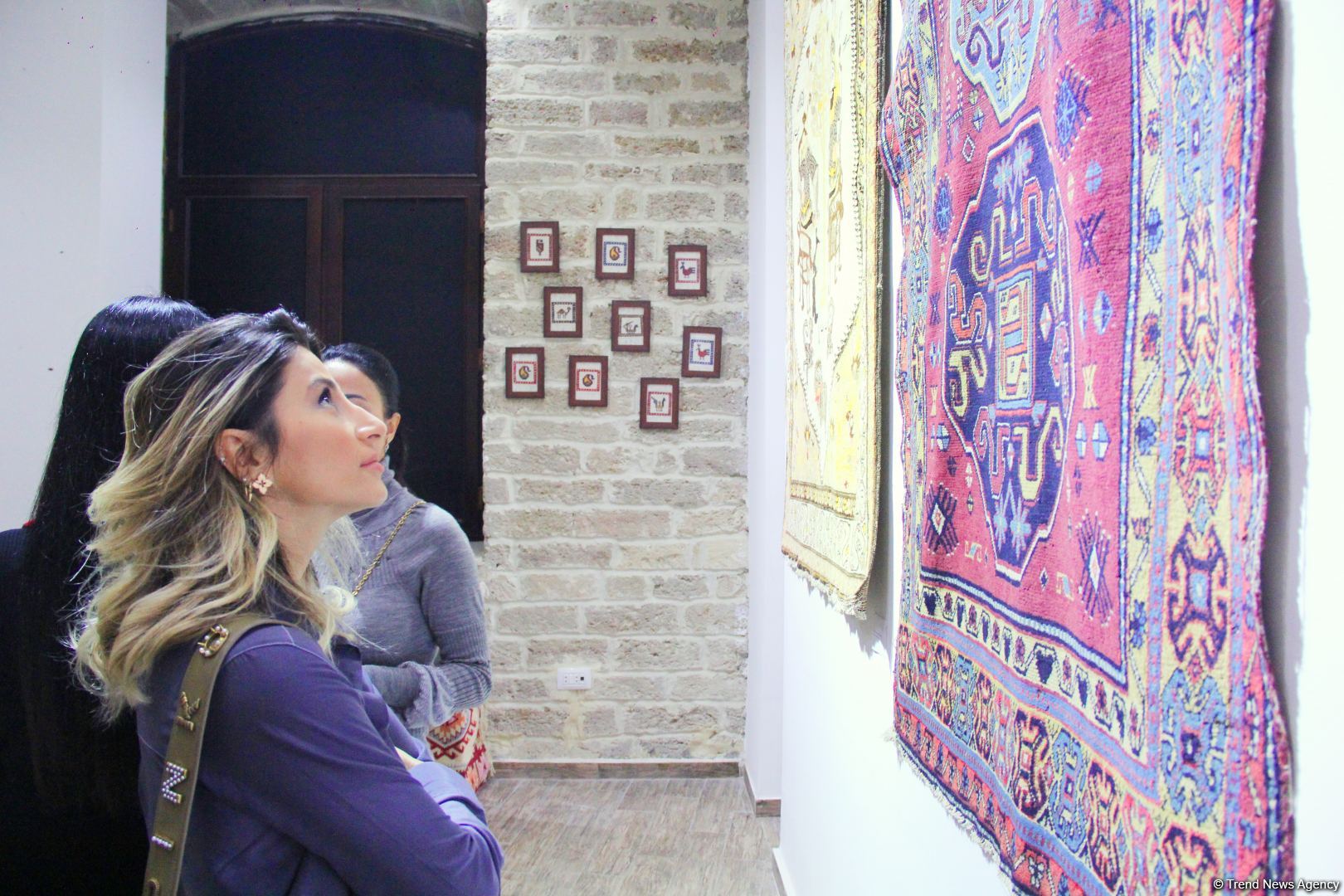İçərişəhər Qarabağ xalçaları ilə - Yeni il gözəl əhval-ruhiyyə ilə (FOTO)