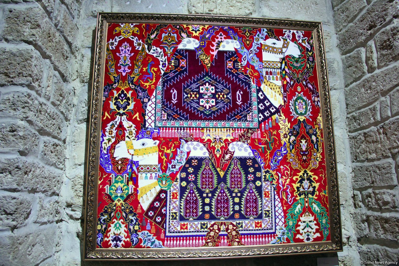 İçərişəhər Qarabağ xalçaları ilə - Yeni il gözəl əhval-ruhiyyə ilə (FOTO)