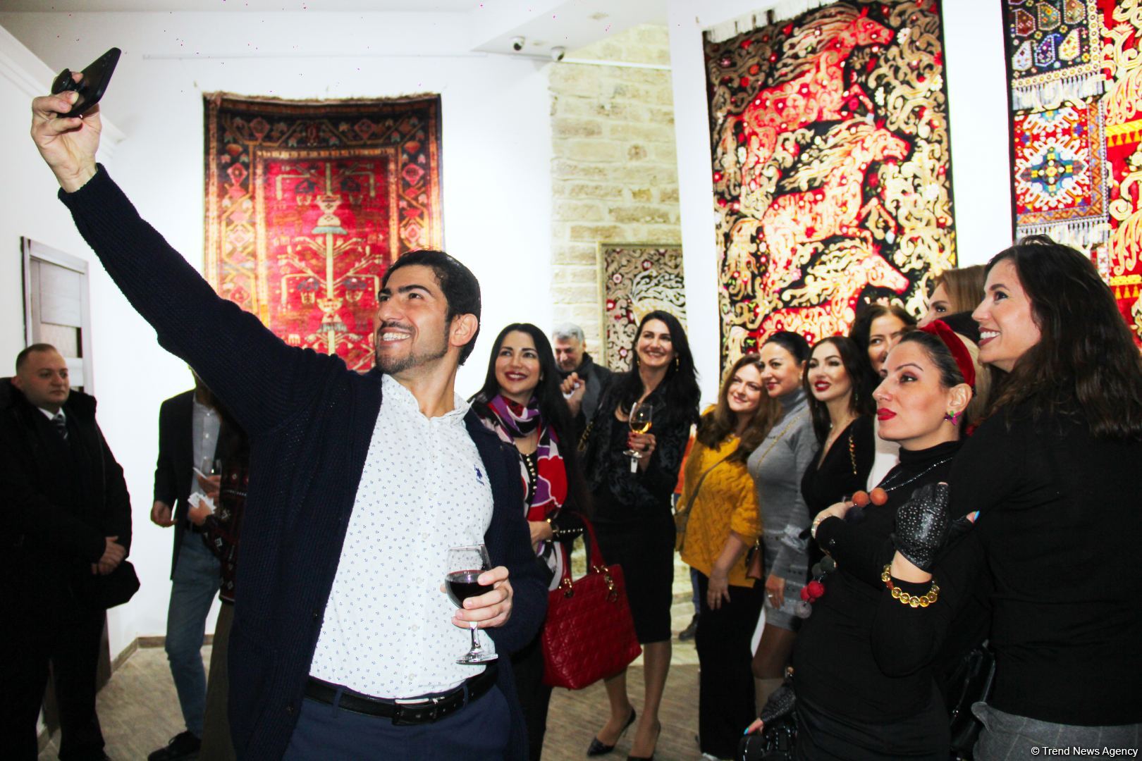 İçərişəhər Qarabağ xalçaları ilə - Yeni il gözəl əhval-ruhiyyə ilə (FOTO)
