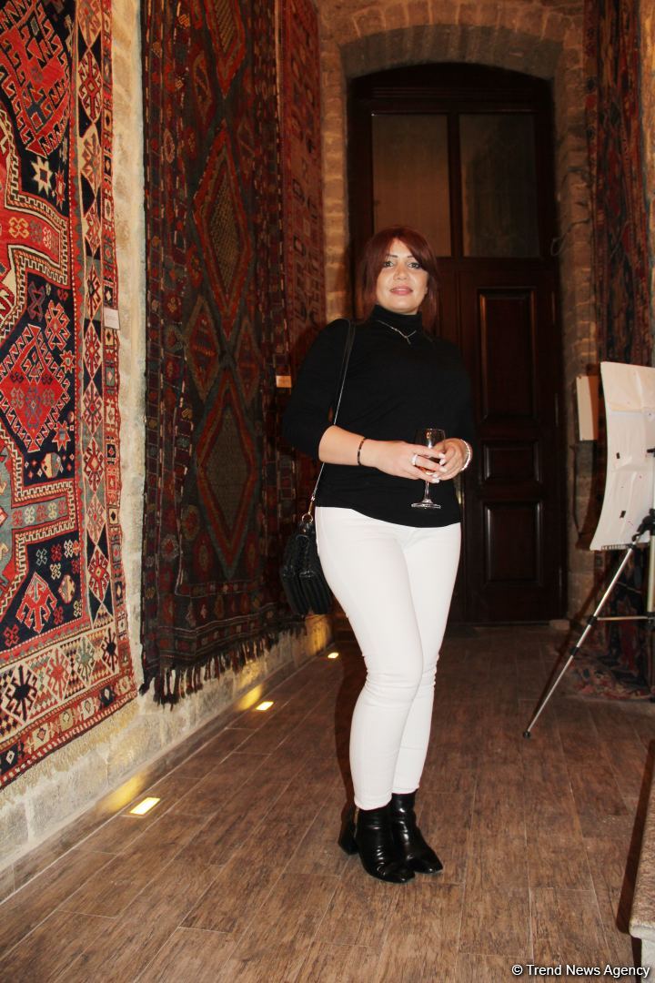 İçərişəhər Qarabağ xalçaları ilə - Yeni il gözəl əhval-ruhiyyə ilə (FOTO)