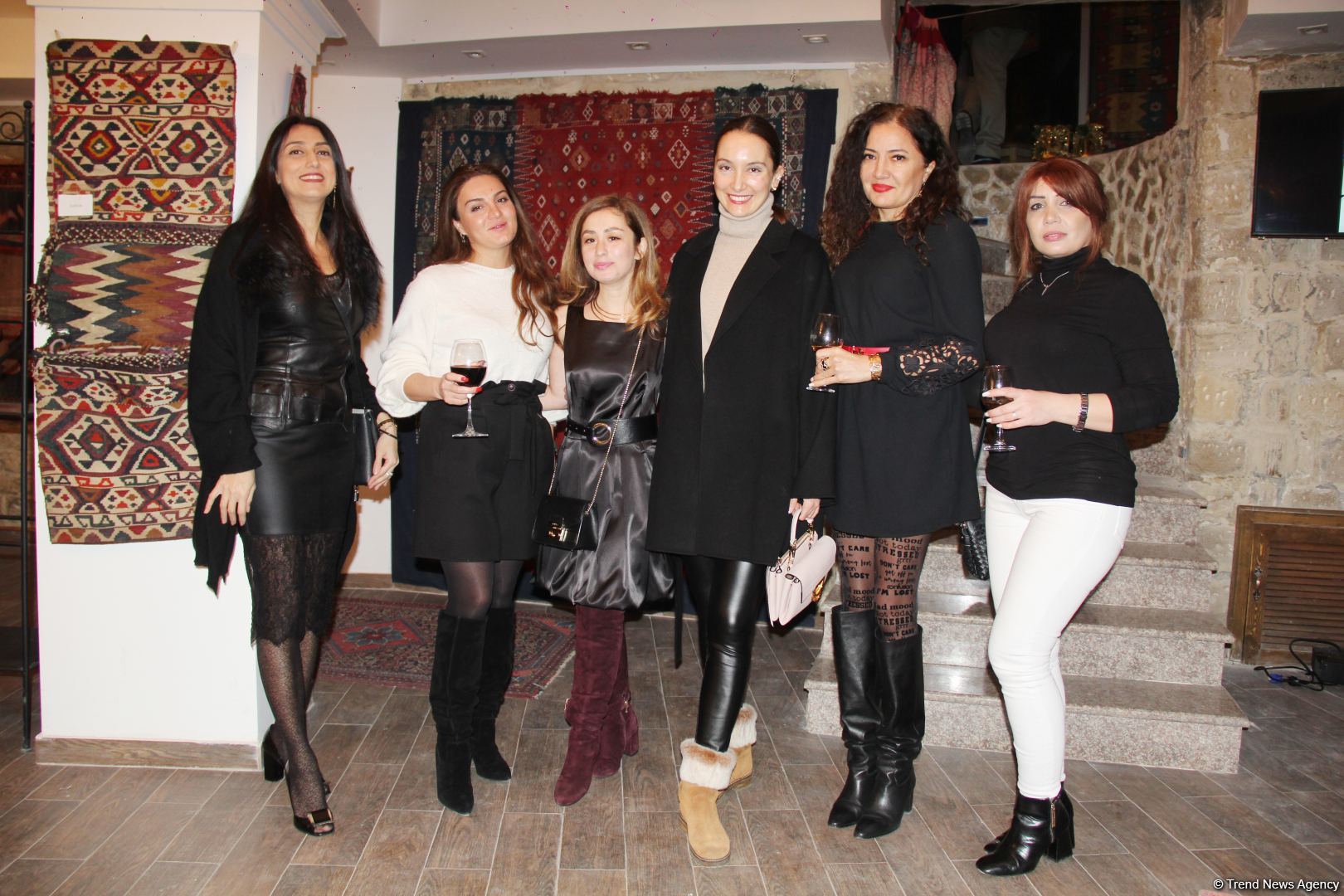 İçərişəhər Qarabağ xalçaları ilə - Yeni il gözəl əhval-ruhiyyə ilə (FOTO)