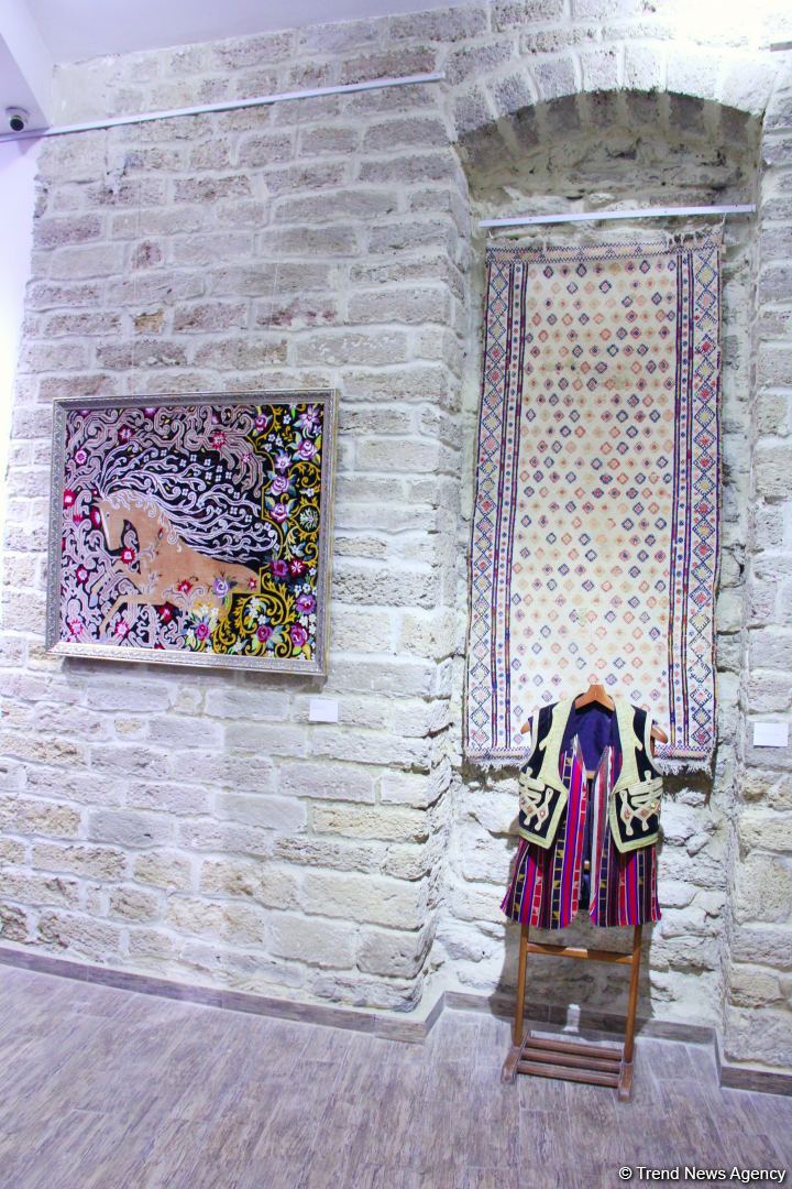 İçərişəhər Qarabağ xalçaları ilə - Yeni il gözəl əhval-ruhiyyə ilə (FOTO)