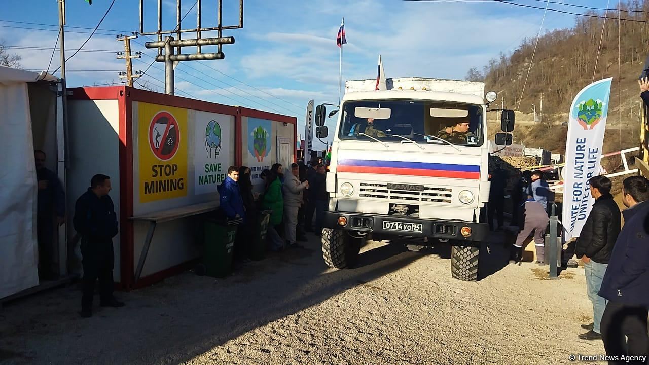Sülhməramlılara aid daha 5 yük avtomobili Laçın yolundan keçib (FOTO)