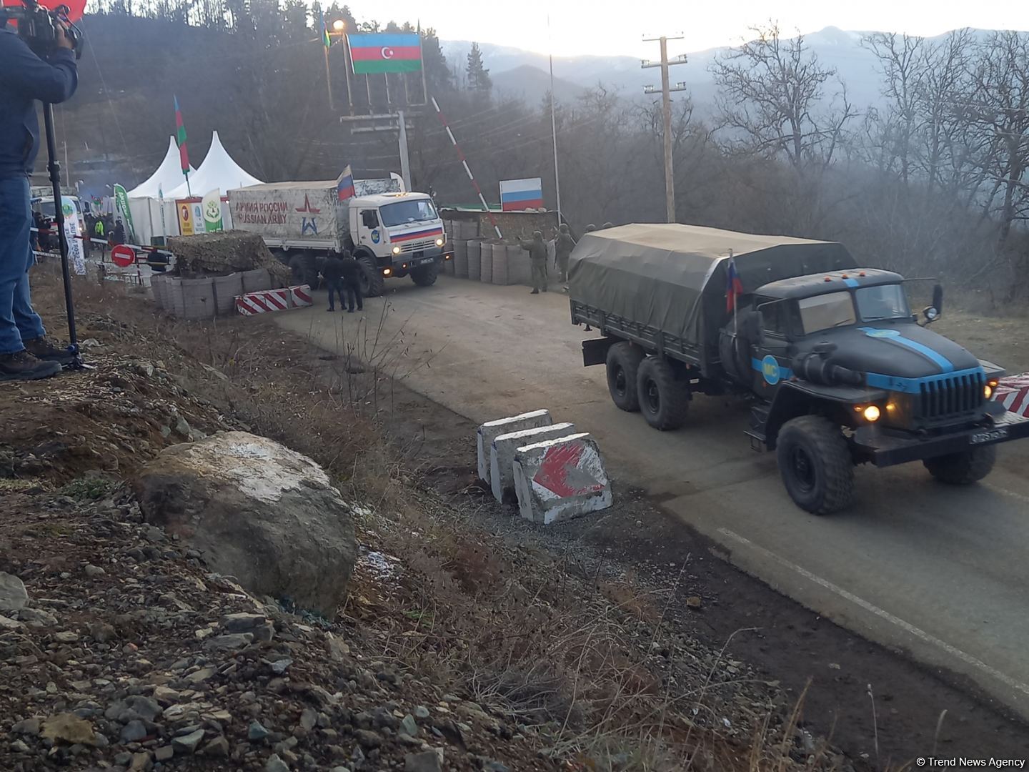 Sülhməramlılara aid təminat avtomobilləri növbəti dəfə Laçın yolundan keçib (FOTO)