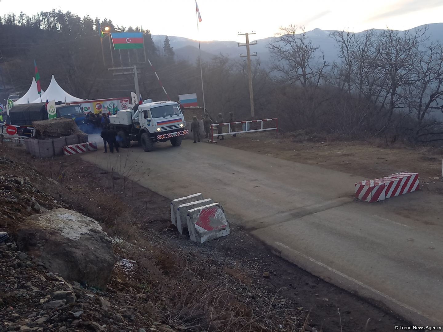 Sülhməramlılara aid təminat avtomobilləri növbəti dəfə Laçın yolundan keçib (FOTO)