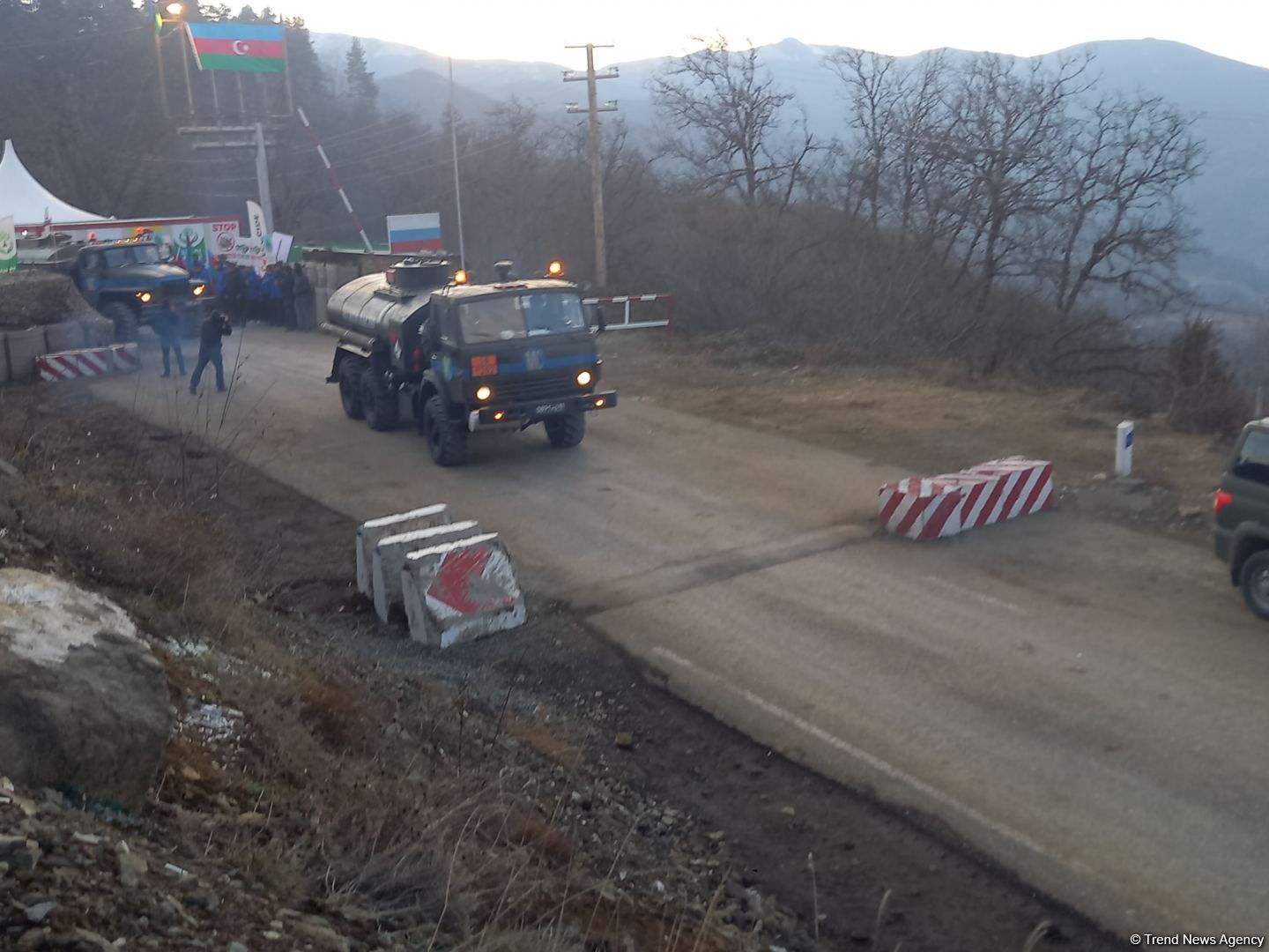 Sülhməramlılara aid təminat avtomobilləri növbəti dəfə Laçın yolundan keçib (FOTO)