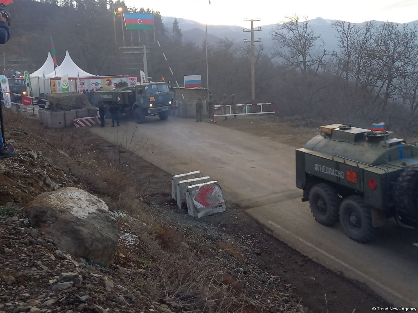 Sülhməramlılara aid təminat avtomobilləri növbəti dəfə Laçın yolundan keçib (FOTO)