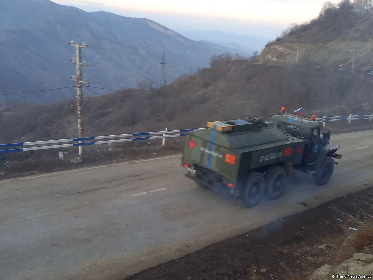 Sülhməramlılara aid təminat avtomobilləri növbəti dəfə Laçın yolundan keçib (FOTO)