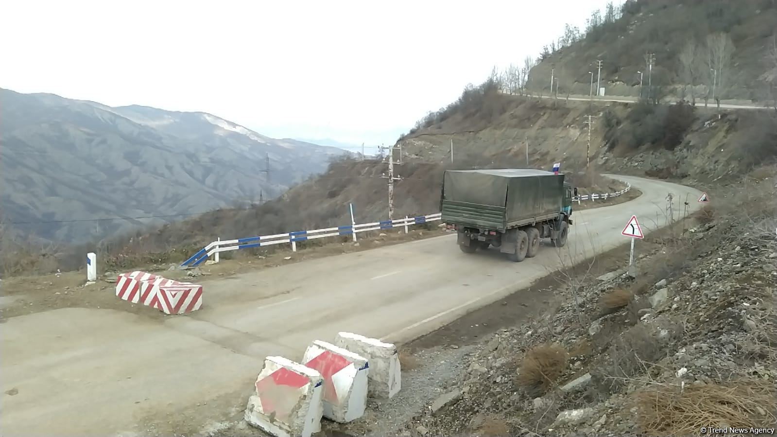 Sülhməramlılara aid təminat avtomobilləri növbəti dəfə Laçın yolundan keçib (FOTO/VİDEO)