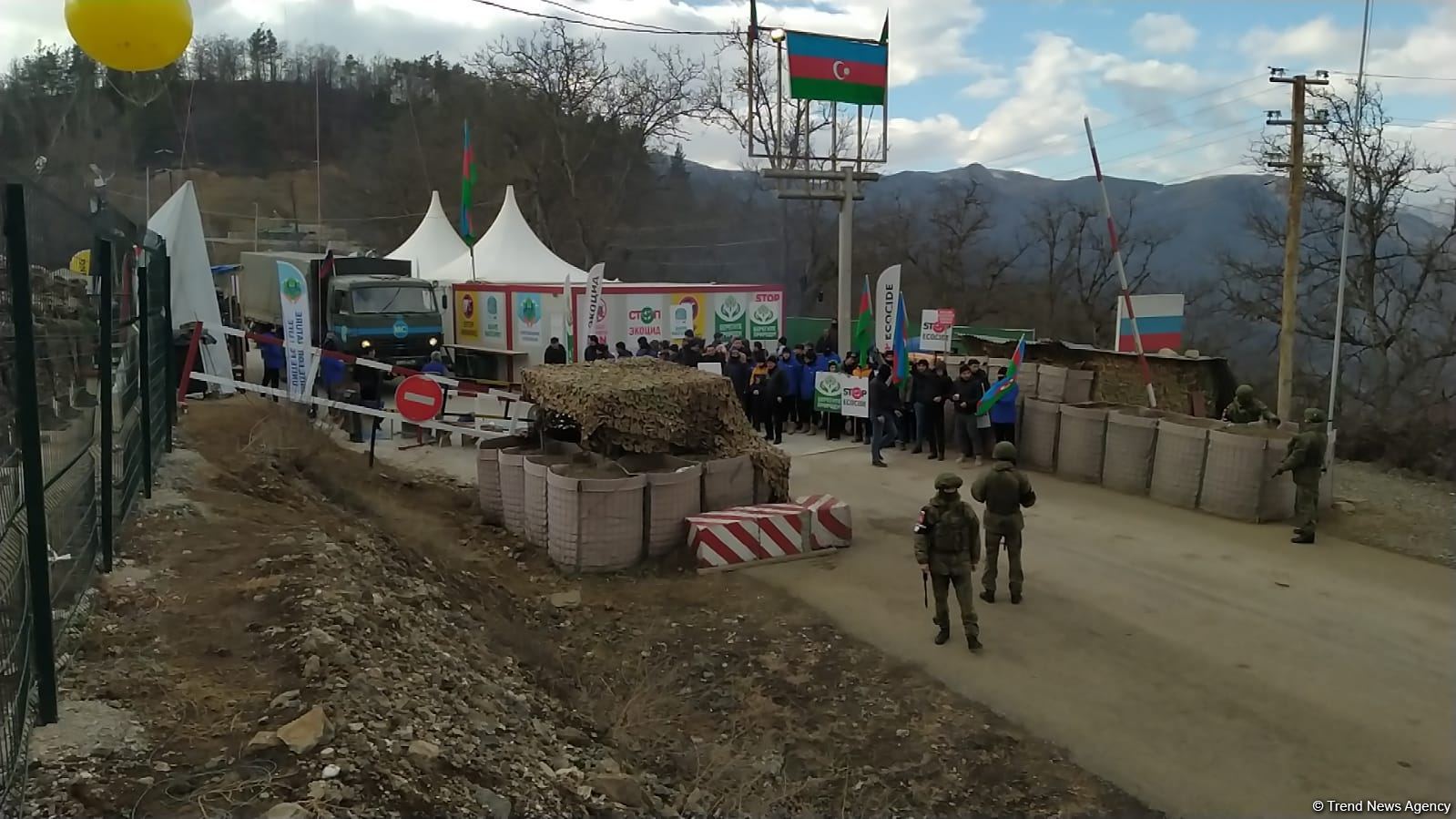 Sülhməramlılara aid təminat avtomobilləri növbəti dəfə Laçın yolundan keçib (FOTO/VİDEO)