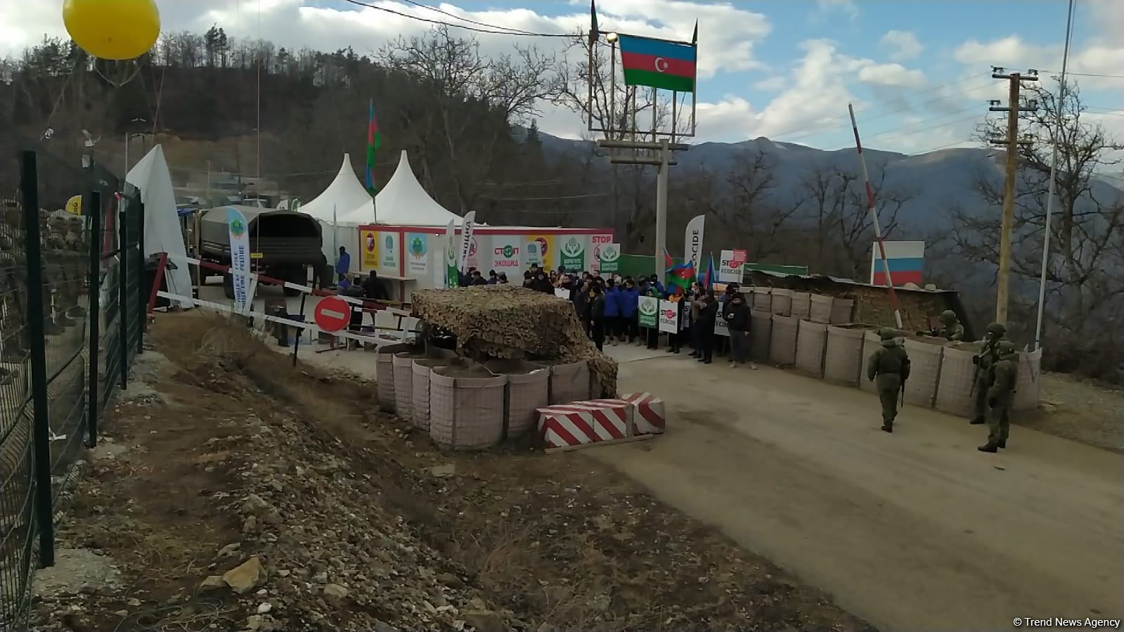 Sülhməramlılara aid təminat avtomobilləri növbəti dəfə Laçın yolundan keçib (FOTO/VİDEO)