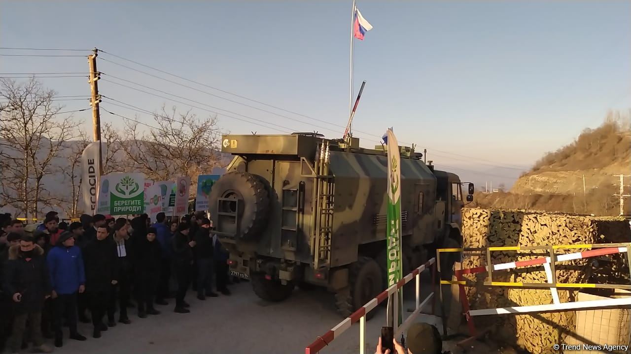 Sülhməramlılara aid avtomobillər Laçın yolundan maneəsiz keçib (FOTO/VİDEO)