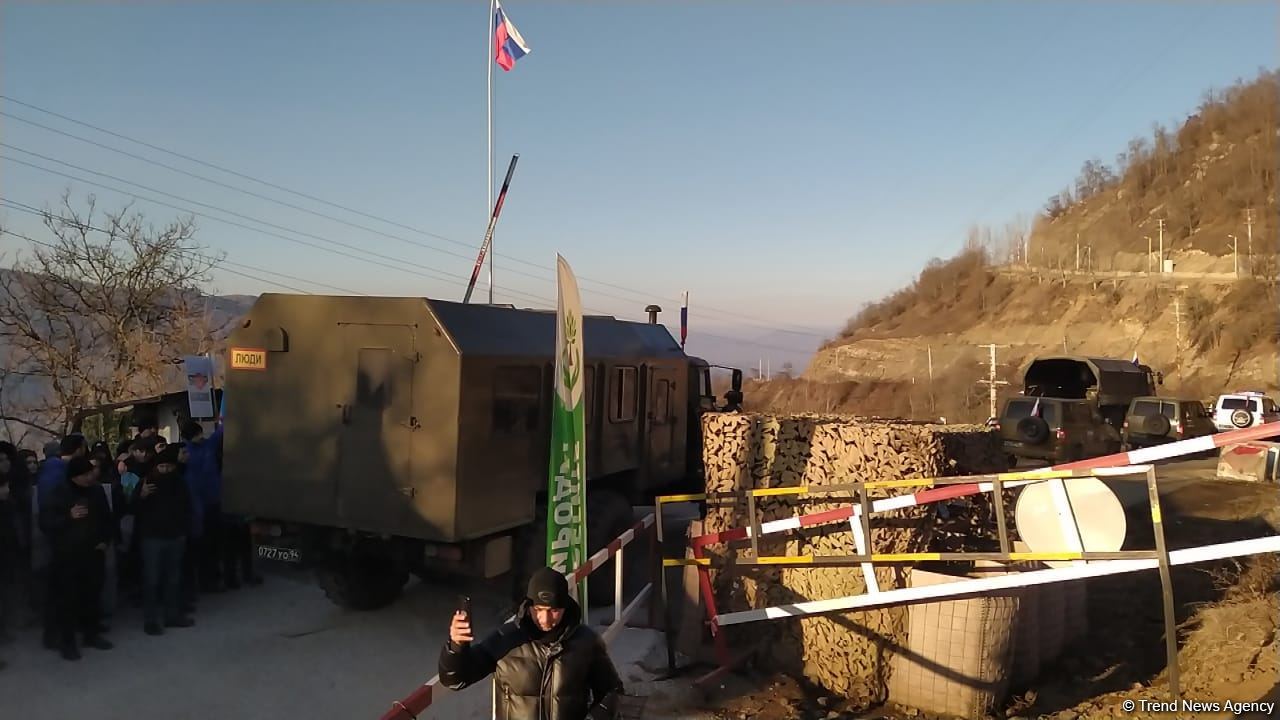 Sülhməramlılara aid avtomobillər Laçın yolundan maneəsiz keçib (FOTO/VİDEO)