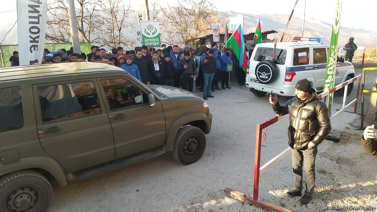 Sülhməramlılara aid avtomobillər Laçın yolundan maneəsiz keçib (FOTO/VİDEO)