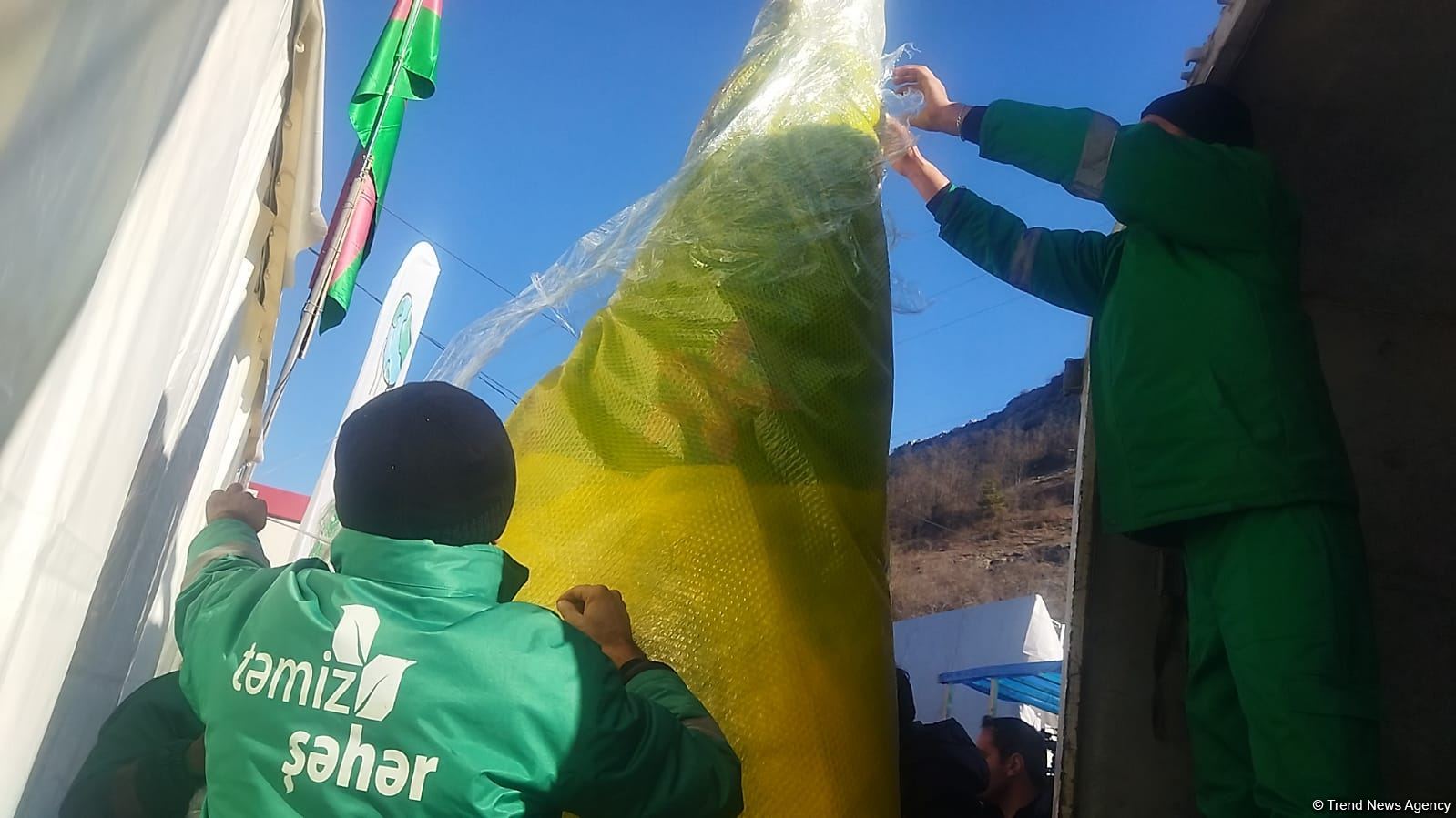 Azərbaycanlılar aksiya keçirilən ərazidə Yeni il yolkası quraşdırıblar (FOTO)