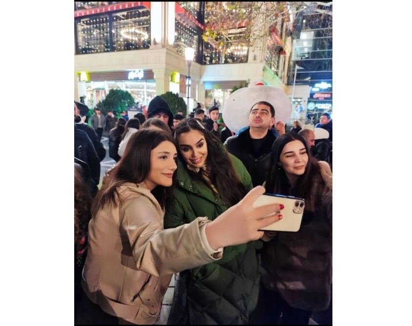 Heydər Əliyev Fondunun vitse-prezidenti Leyla Əliyeva paytaxt sakinləri ilə görüşüb (FOTO)