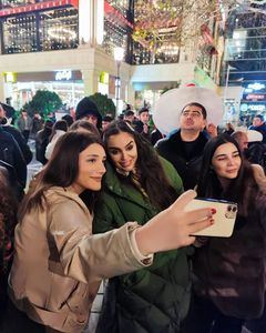 Heydər Əliyev Fondunun vitse-prezidenti Leyla Əliyeva paytaxt sakinləri ilə görüşüb (FOTO)