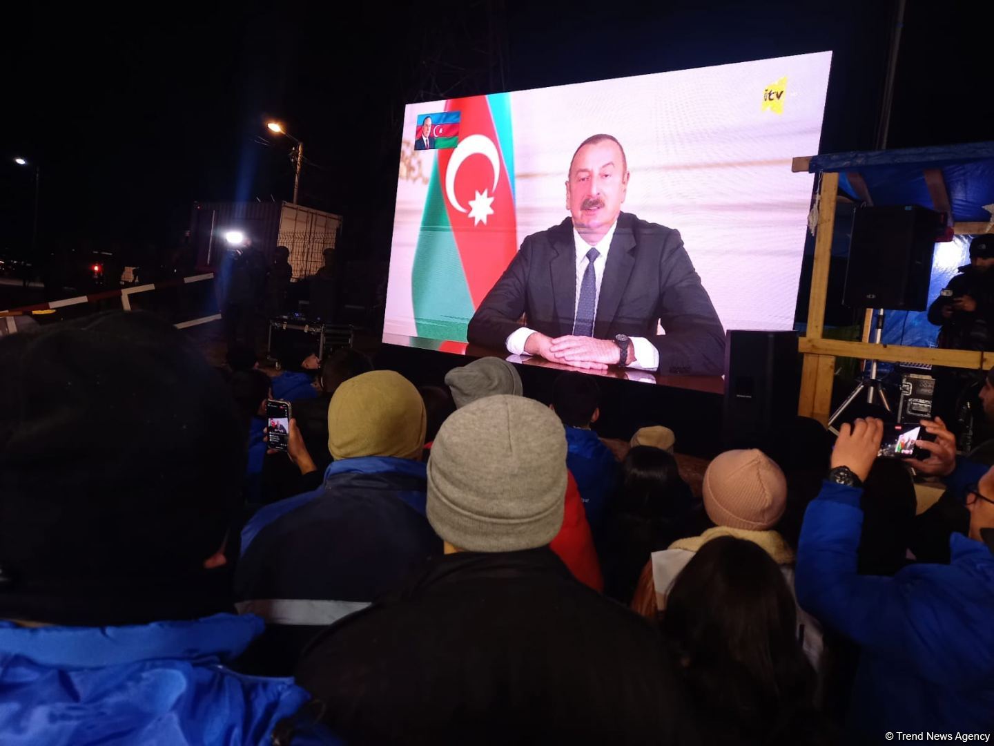 Aksiya iştirakçıları Prezident İlham Əliyevin xalqa müraciətini izləyiblər (FOTO)
