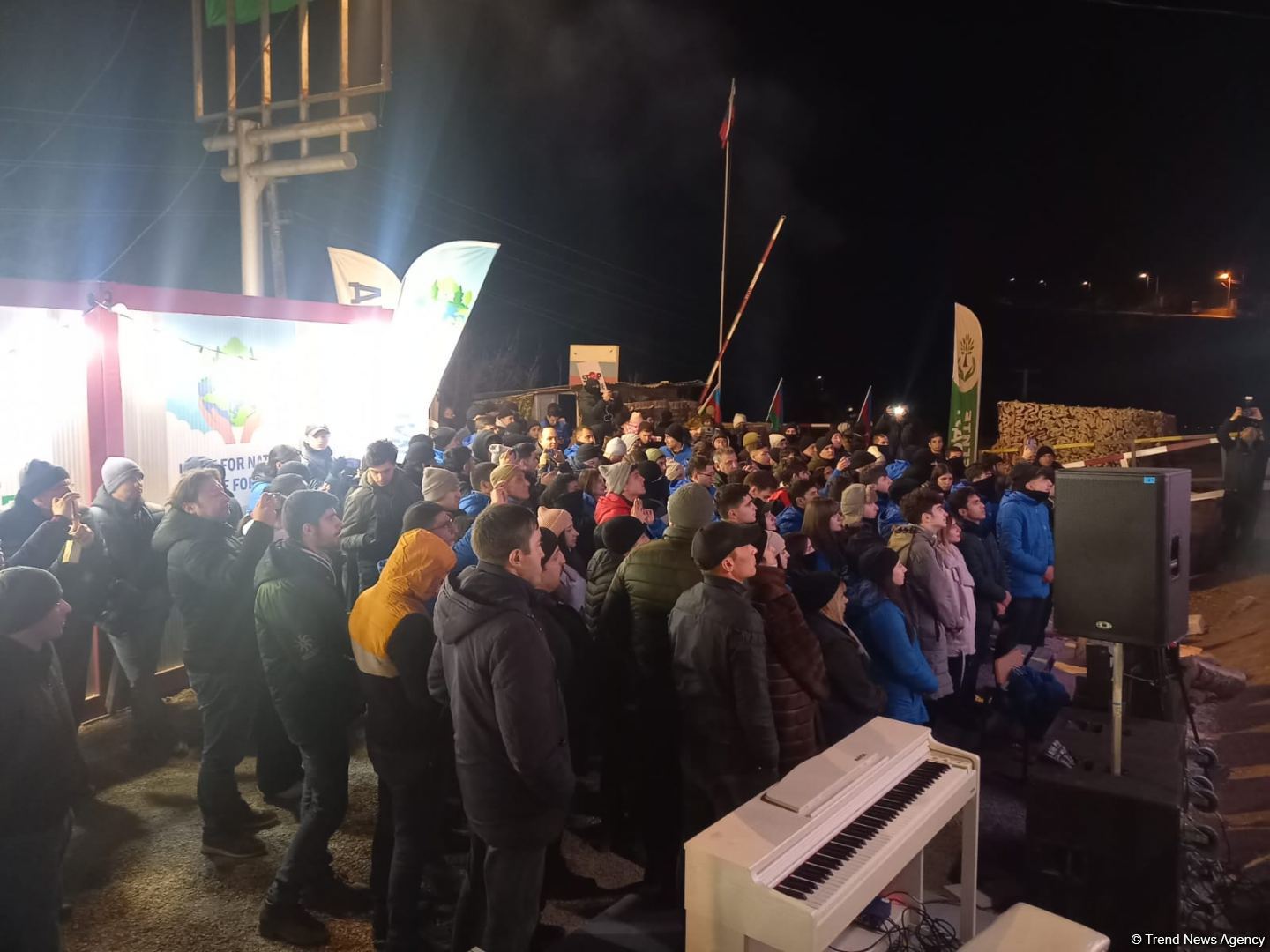Aksiya iştirakçıları Prezident İlham Əliyevin xalqa müraciətini izləyiblər (FOTO)